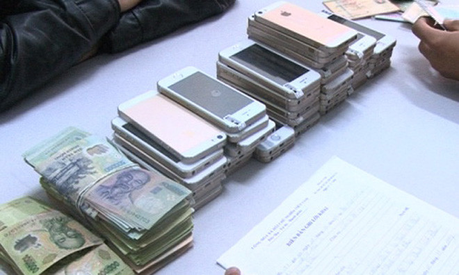 Hàng loạt điện thoại không rõ nguồn gốc và số tiền mà các đối tượng lừa bán điện thoại có được