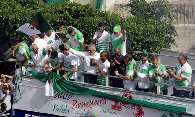 Thầy trò HLV Halihodzic được chào đón như những người hùng - Ảnh: Reuters 