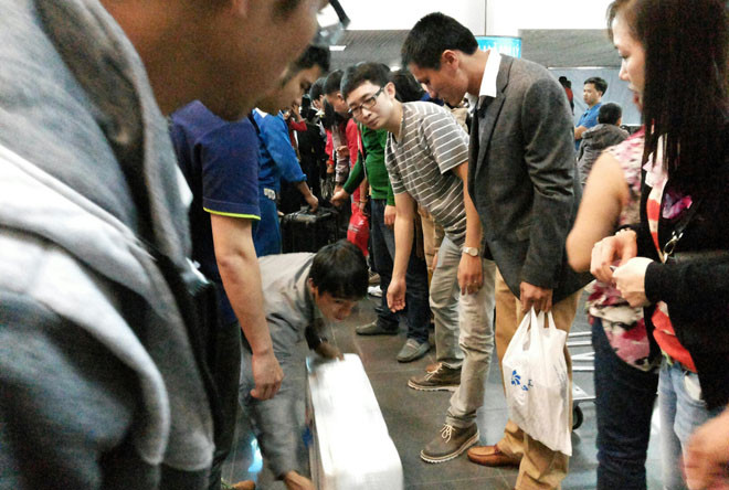 Cảnh lấy hành lý vất vả và lộn xộn ở sân bay Nội Bài tối 26/1