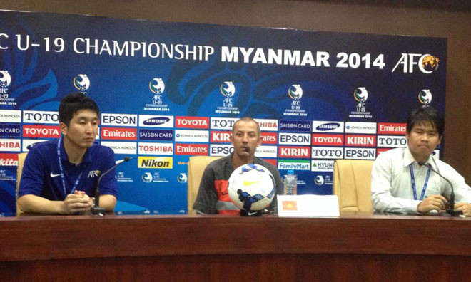 HLV Guillaume Graechen trong buổi họp báo sau trận đấu. Ảnh: Nguyên Phong.