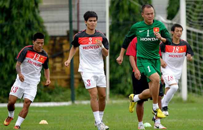 Thủ môn Dương Hồng Sơn (áo xanh) bị gạch tên ở đợt hội quân lần này.