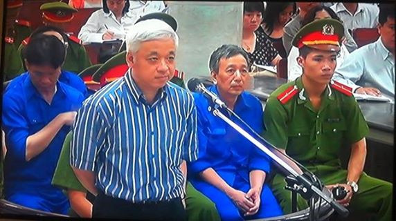 Bị cáo Nguyễn Đức Kiên trả lời hội đồng xét xử sáng nay, 21/5. Ảnh: Bảo Thắng