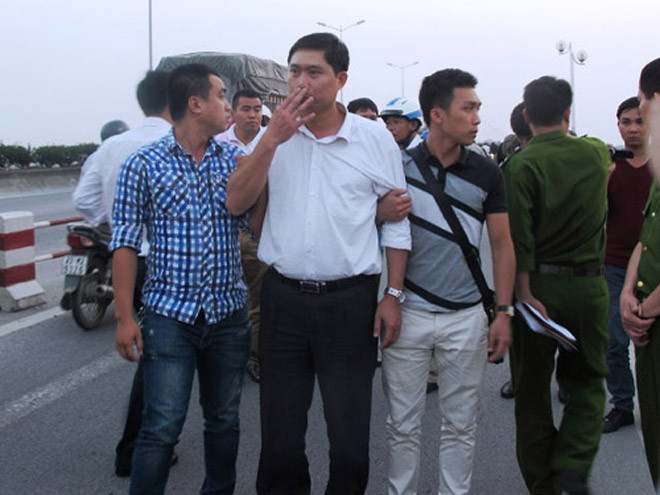 Bác sĩ Nguyễn Mạnh Tường (áo trắng). Ảnh: NLĐ