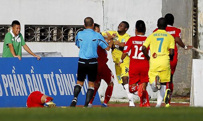 Hình ảnh phản cảm trên sân Lạch Tray chiều nay. Ảnh: Người lao động.