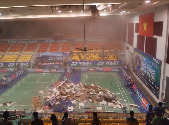 Trần nhà thi đấu đổ sập xuống sân đấu số 3.