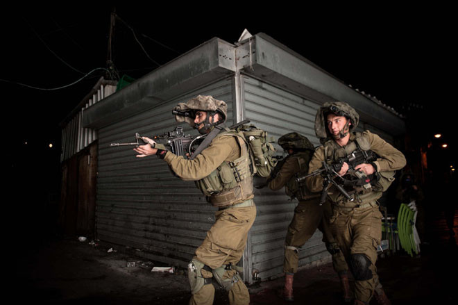 Cận cảnh lính dù Israel tác chiến trên đường phố 