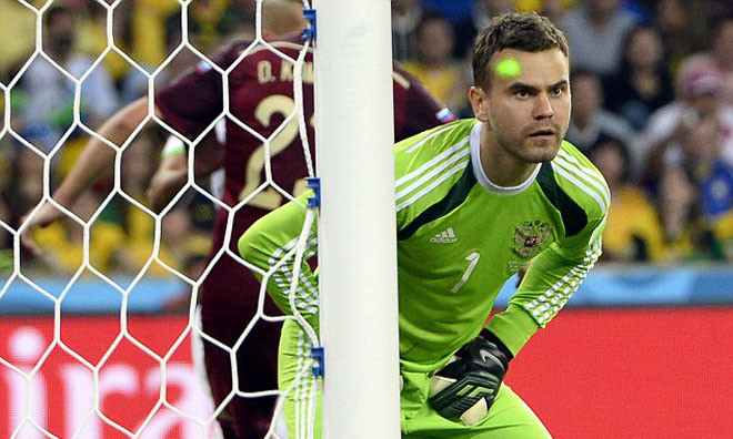 Cả hai trận, Akinfeev đều nhận điểm thấp nhất trận, và tất nhiên, chẳng ai phản đối khi anh giữ vị trị thủ môn trong đội hình tệ nhất.