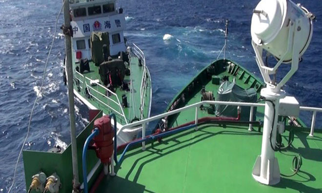 Tàu 46001 của Trung Quốc đâm thẳng vào tàu cảnh sát biển 4032 của Việt Nam. Ảnh: Vnexpress.