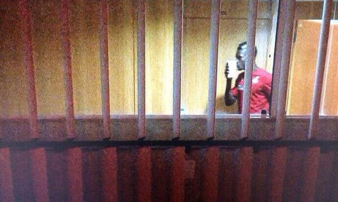 Sốc với hình ảnh cầu thủ Ghana hôn tiền đắm đuối