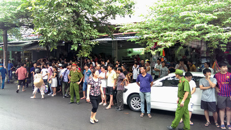 Người dân theo dõi vụ việc.