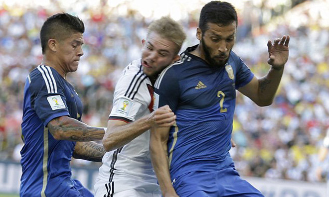 Pha va chạm dẫn tới chấn thương của Kramer (giữa).