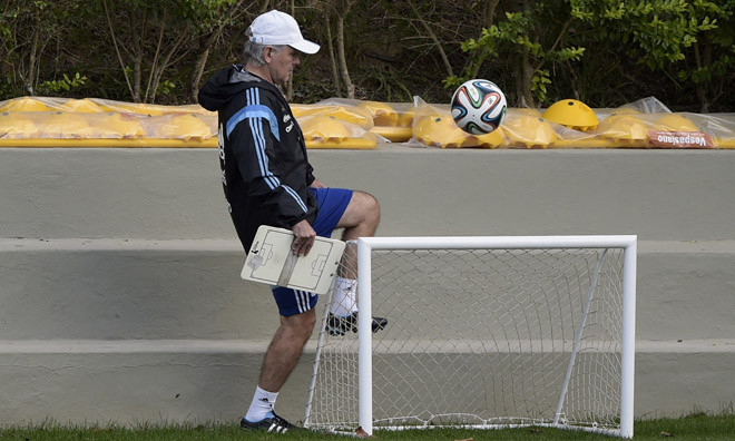 HLV Argentina thảng thốt nhận 'cửa dưới' ở trận chung kết