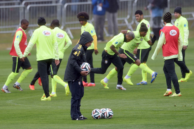 [ẢNH] Trước trận cuối, HLV Scolari ủ ê đi... nhặt bóng