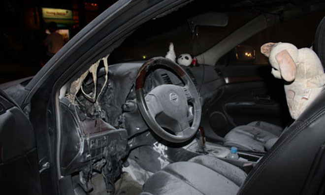 Sau khi chạy được khoảng 10m, chiếc ô tô bất ngờ bốc cháy. Ảnh minh họa.