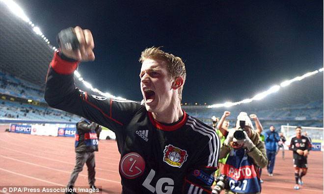 Lars Bender từ chối Arsenal để ở lại với Leverkusen.
