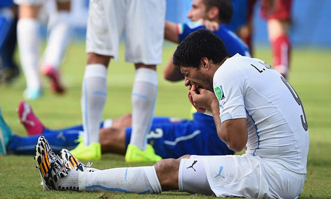 Luis Suarez kiểm tra răng sau khi cắn Chiellini