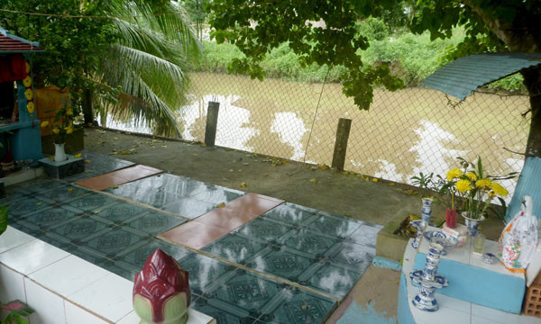 Hiện trường người thanh niên nhảy xuống sông sau khi vào miễu thờ cầu nguyện.