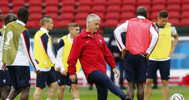 Tuyển Pháp tức điên vì bị máy bay không người lái do thám