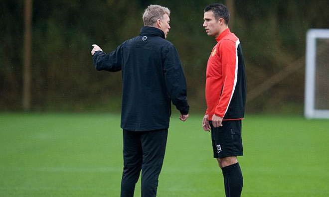 HLV David Moyes đang muốn trao đổi chân sút Robin van Persie lấy Edinson Cavani.