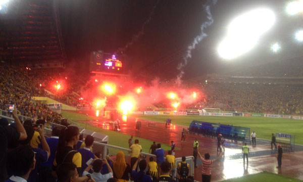 Sân Shah Alam rực trời pháo sáng.