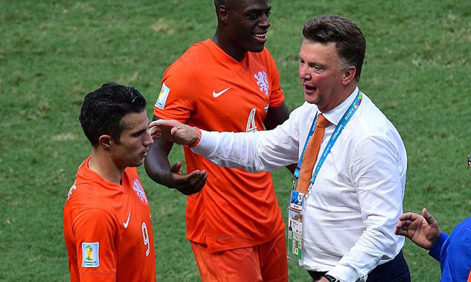 Van Gaal dọa nhốt Van Persie lên ghế dự bị
