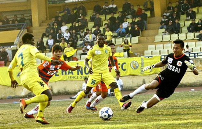 Mức thưởng Tết cao nhất của Hà Nội T&T (áo vàng) là 10 triệu đồng.