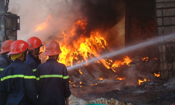 Kho phế liệu bốc cháy rừng rực, dân hoảng loạn bỏ chạy