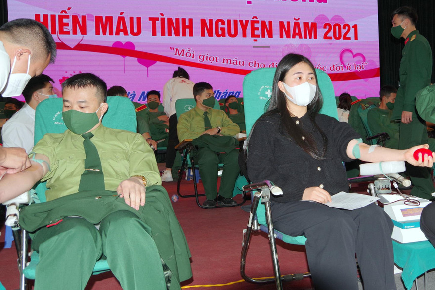 Gần 500 cán bộ, ĐVTN Trường Sĩ quan Phòng hóa đã cùng sôi nổi tham gia hiến máu, sáng 19/12 