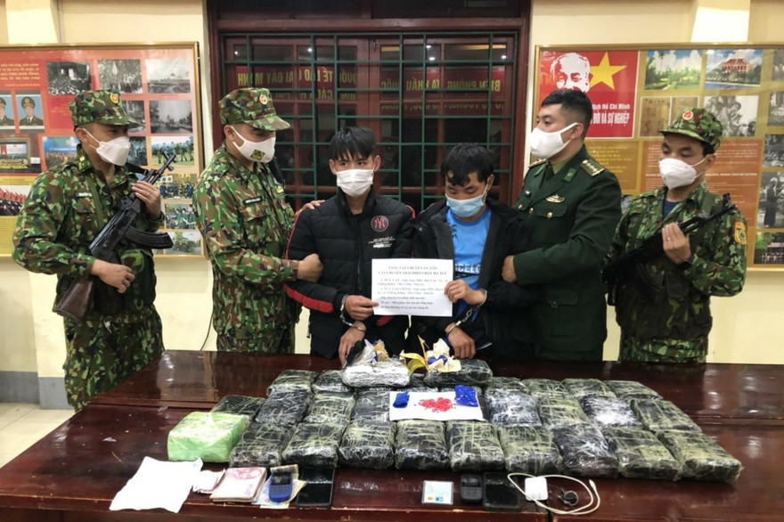 Hai đối tượng cùng tang vật bị lực lượng Biên phòng bắt giữ trong chuyên án A721