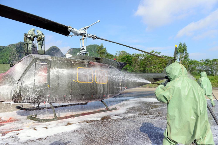 Chiến sĩ phòng hóa thực hành tiêu tẩy máy bay quân sự trong cuộc diễn tập