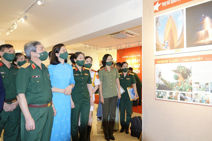 Thượng tướng Đỗ Căn, Phó Chủ nhiệm Tổng cục Chính trị QĐND Việt Nam và bà Nguyễn Thị Minh Hương, Phó Chủ tịch Trung ương Hội LHPN Việt Nam cùng các đại biểu tham quan triển lãm
