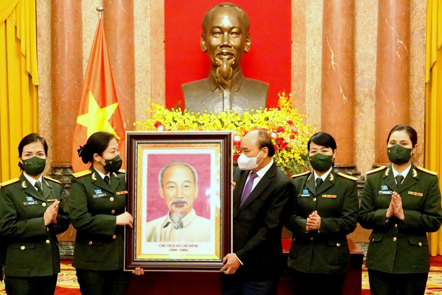 Chủ tịch nước Nguyễn Xuân Phúc trao tặng chân dung Chủ tịch Hồ Chí Minh cho Ban Phụ nữ Quân đội, chiều 13/12
