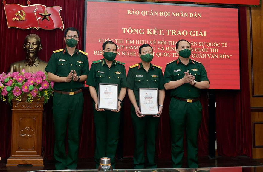 Thiếu tướng Đoàn Xuân Bộ, Tổng biên tập báo Quân đội Nhân dân, Trưởng ban tổ chức cuộc thi và Đại tá Phạm Mạnh Thắng, Phó Cục trưởng Cục Đối ngoại (Bộ Quốc phòng) trao giải Nhất cuộc thi tìm hiểu về Army Games 2021 cho các tập thể.