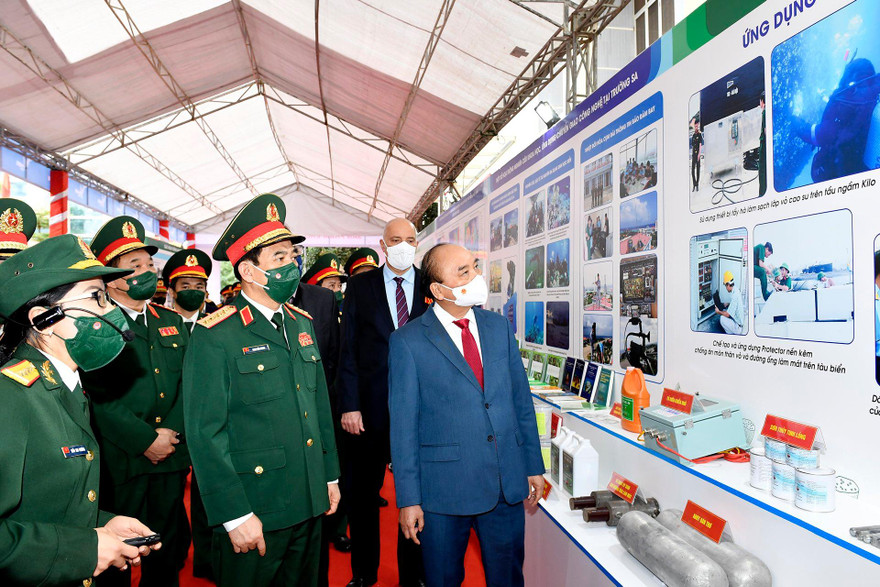 Chủ tịch nước Nguyễn Xuân Phúc và các đại biểu tham quan các sản phẩm khoa học, công nghệ của Trung tâm Nhiệt đới Việt - Nga. Ảnh: Tuấn Huy