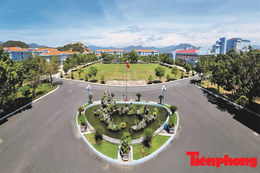 Quang cảnh Sở chỉ huy Lữ đoàn tàu ngầm 189 thể hiện sự chính quy và xanh, sạch, đẹp 