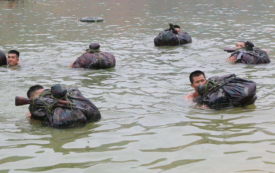 Cán bộ, chiến sĩ Tiểu đoàn 4, Trung đoàn 12, Sư đoàn 3 thực hành vượt sông chiến đấu