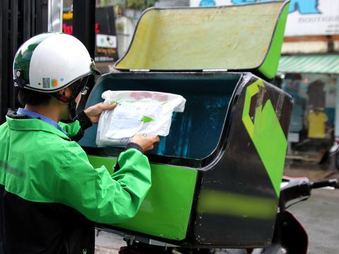 Mua sắm trực tuyến là lựa chọn của nhiều người trong bối cảnh dịch bệnh phức tạp