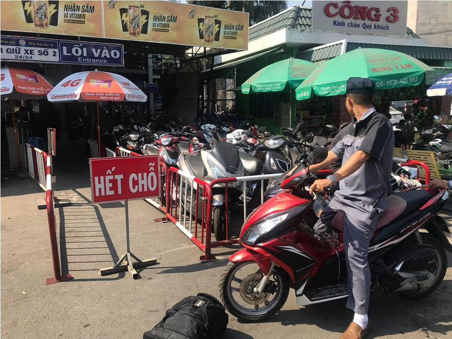 Các bãi giữ xe trong bến xe Miền Đông hết chỗ.