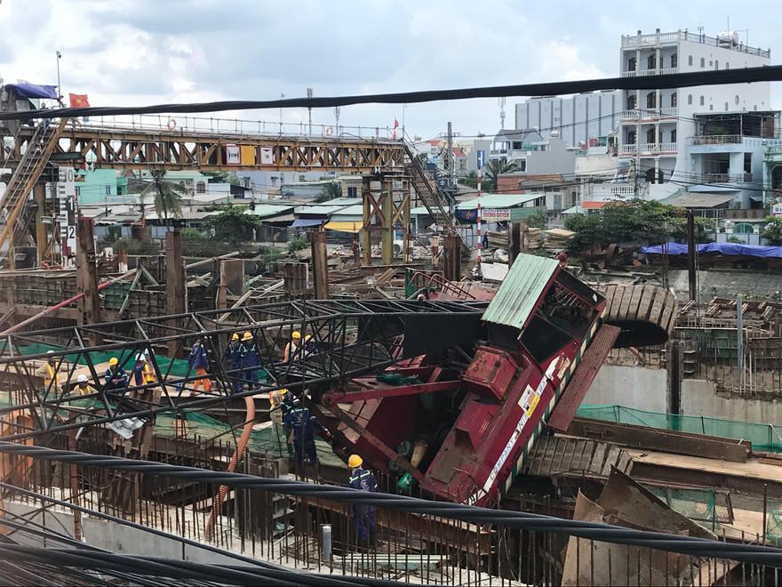 Chiếc cần cẩu bị lật nghiêng.