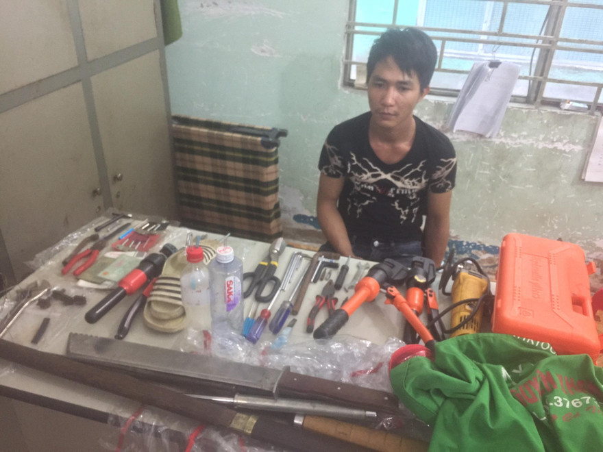 Nhiều thiết bị để phá khoá xe máy.