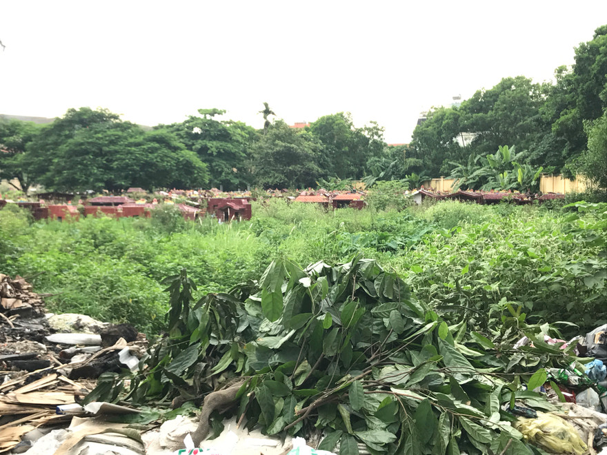 Khu đất nghĩa trang với hàng nghìn ngôi mộ ở khu Tây Nam Linh Đàm (phường Hoàng Liệt, Hoàng Mai) trước đây được quy hoạch dự án trường học