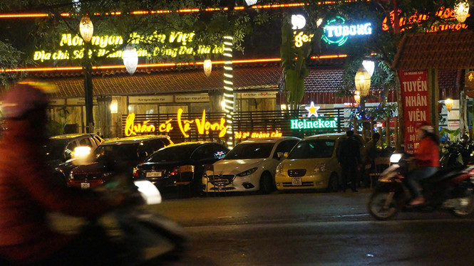 Nhà Hàng bia Lã Vọng đầu phố Hoàng Cầu (Gần nút giao với đường La Thành - Hào Nam) phía trước mặt tiền luôn chật kín các phương tiện dừng đỗ.