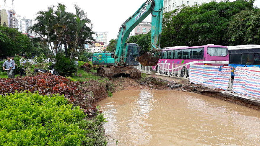 Đơn vị thi công xén dải phân cách nhưng xén luôn cả đường ống nước sinh hoạt