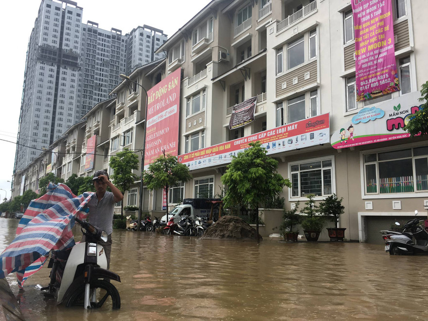 Trận mưa sáng nay (17/7), lại "nhấn chìm" hàng loạt ngôi biệt thự triệu đô Geleximco-Lê Trọng Tấn của chủ đầu tư là Công ty CP Xuất nhập khẩu Tổng hợp Hà Nội (Geleximco)