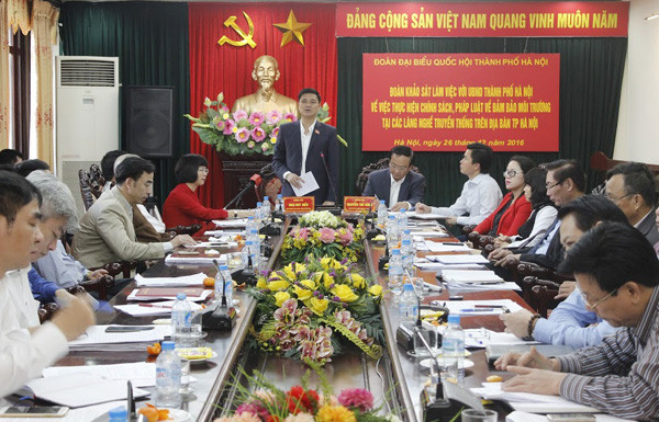 Đoàn ĐBQH thành phố Hà Nội đề nghị UBND Thành phố có những giải pháp chống ô nhiễm ở các làng nghề.