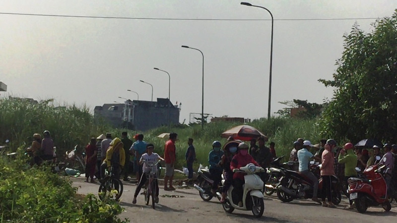 Nhiều người dân theo dõi công an làm việc. 