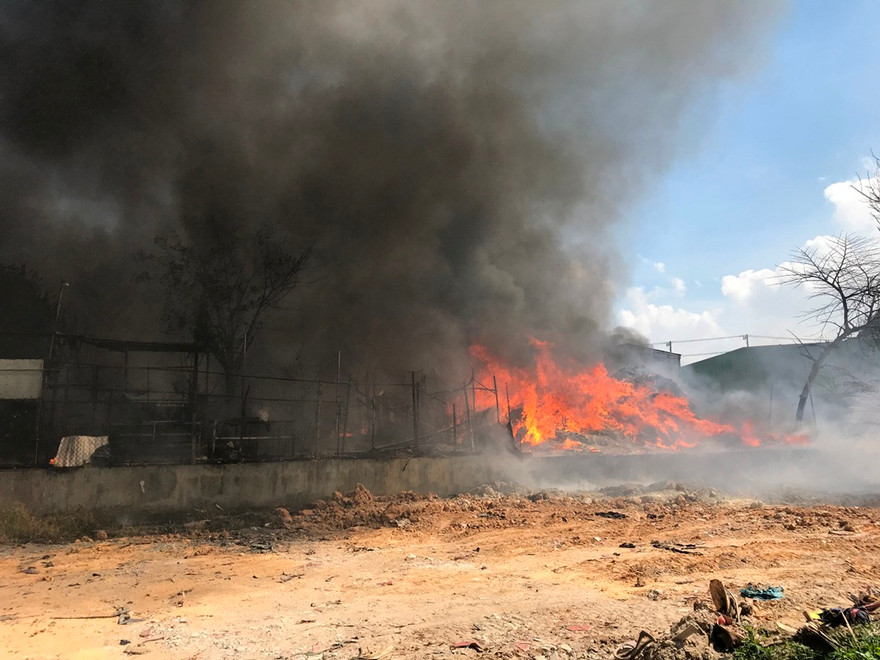 Lửa cháy ngùn ngụt khiến hàng chục trẻ mầm non hoảng loạn.