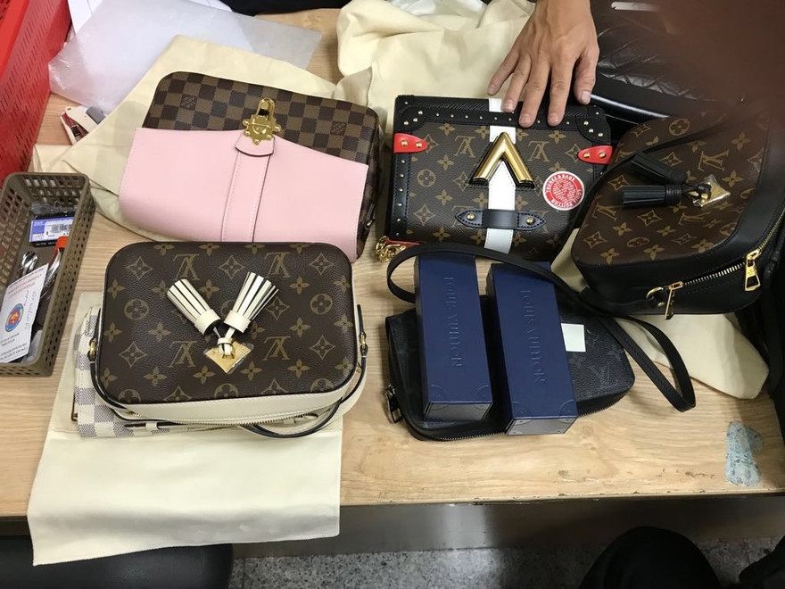 Lô thời trang trị giá hơn 400 triệu giấu trong hành lý xách tay.