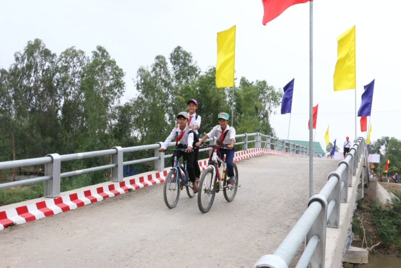 Cầu nông thôn giúp kết nối giao thông các khu vực còn khó khăn.