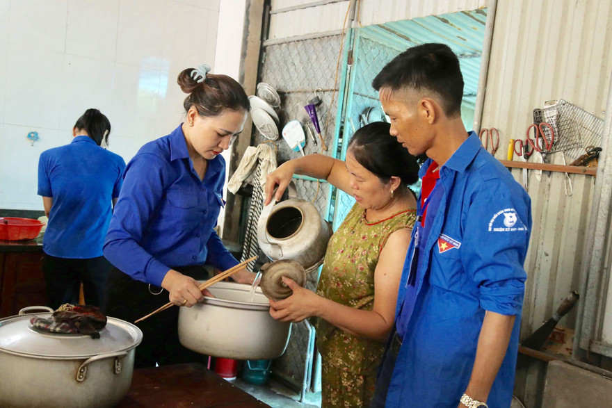 ​Nấu cơm trưa miễn phí cho các sĩ tử có hoàn cảnh khó khăn